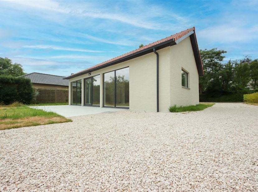 Sur un terrain de 720 m², près de la forêt de Preshoek et à 10 minutes de Courtrai, vous trouverez cette villa rénovée et tranquille à Marke.&lt;br /&gt;
La