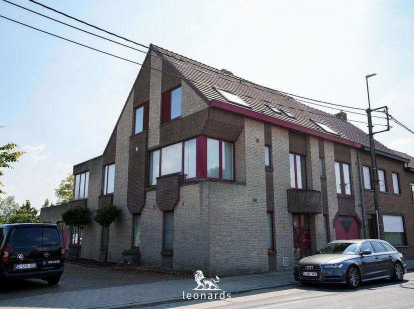 Instapklaar duplexappartement met zonnig terras, garage en staanplaats Dit verzorgd en lichtrijk duplexappartement beschikt over twee comfortabele  sl