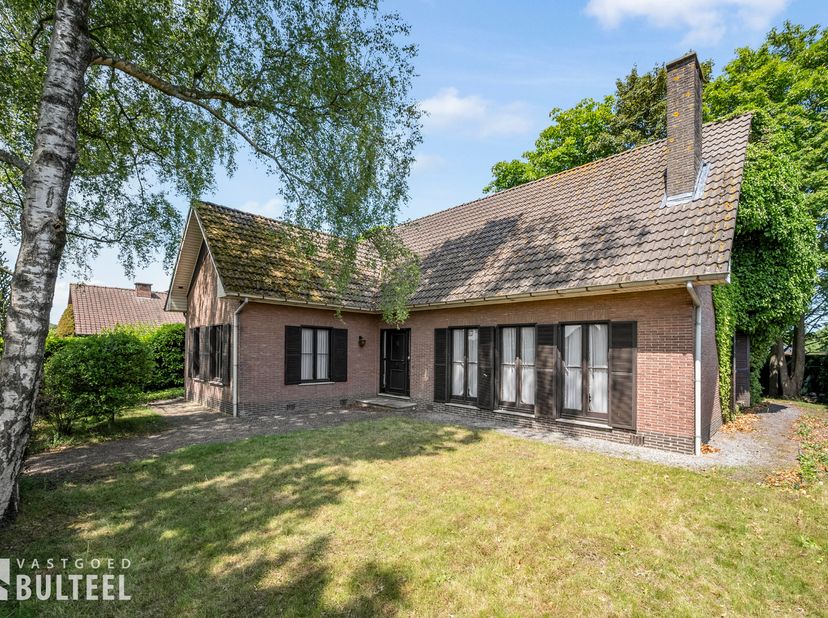 Op een bijzonder groen en sfeervol ingericht perceel met tal van weelderige bomen die zorgen voor natuurlijke schaduw en privacy bevindt zich deze te
