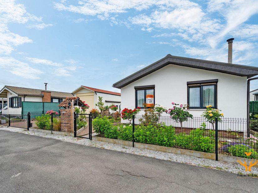 Ben je op zoek naar een woning of buitenverblijf op een perceel van 418 m², waar domicilie mogelijk is? Dan is deze gezellige woonst misschien wel pre