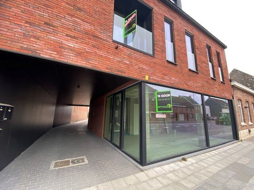 Nieuwbouw handelsruimte van 46 m² gelegen nabij verschillende invalswegen, winkels en openbaar vervoer te Desselgem. Dit kleinschalig project bestaat