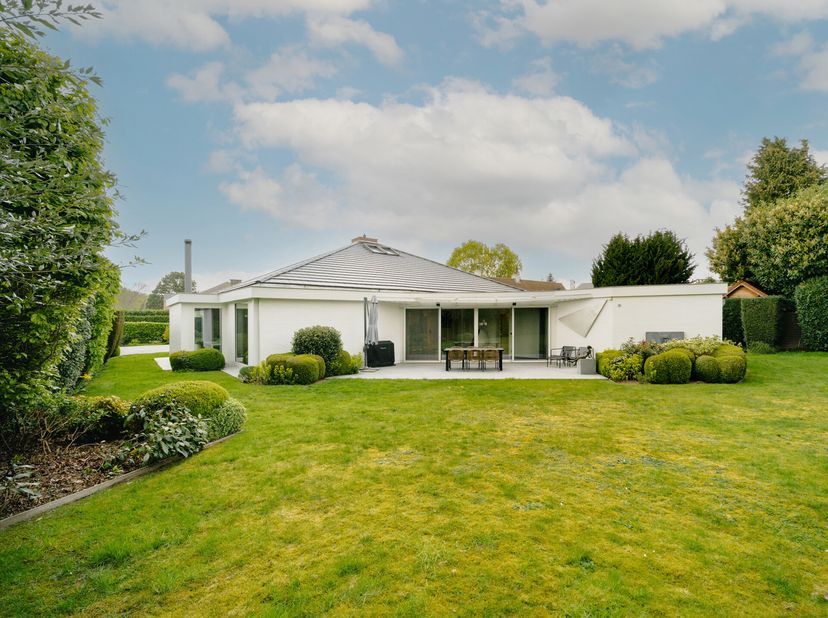 Nichée au cur du prestigieux Domaine de Bouchout à Wemmel, villa darchitecte d&#039;une élégance intemporelle signée Walter Gillis en 1968 et rénovée en 20