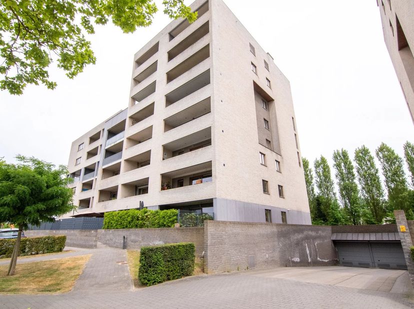 Twee ondergrondse parkeerplaatsen te huur!&lt;br /&gt;
Stopcontact aanwezig.&lt;br /&gt;
Huurprijs: euro85 per stuk&lt;br /&gt;
Onmiddellijk beschikbaar&lt;br /&gt;
Bij inter