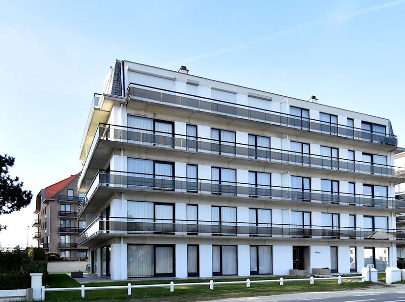 Ce studio lumineux de plain-pied jouit d&#039;une situation exceptionnelle à l&#039;arrière de la digue et dispose d&#039;une terrasse spacieuse et abritée où vous p