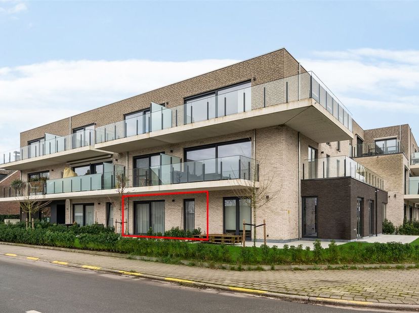 Dit prachtige gelijkvloerse BEN-appartement is gelegen in de Piet Stautstraat te Beveren. De locatie biedt een uitstekende verbinding met belangrijke