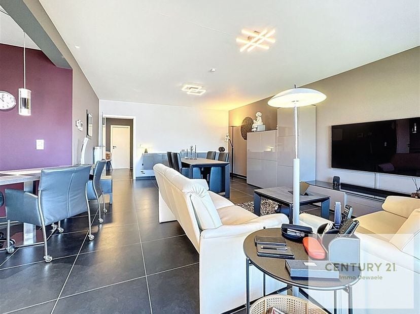 Situé dans une copropriété calme, construite en 2010 et proche de toutes les commodités (commerces, écoles, centre ville, gare,...), Century 21 Immo D