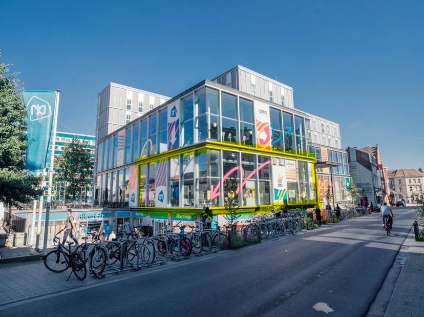 Handelspand gelegen in het winkelcomplex The Box in de Overpoortstraat (met winkels als Albert Heijn, Kruidvat &amp; Jims Fitness)&lt;br /&gt;
&lt;br /&gt;
De unit he