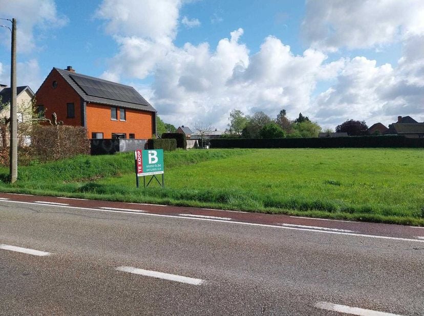 Mooi gelegen bouwgrond met een oppervlakte van 5a 53ca.&lt;br /&gt;
De grond heeft een straatbreedte van 12m en is geschikt voor half-open bebouwing.&lt;br /&gt;