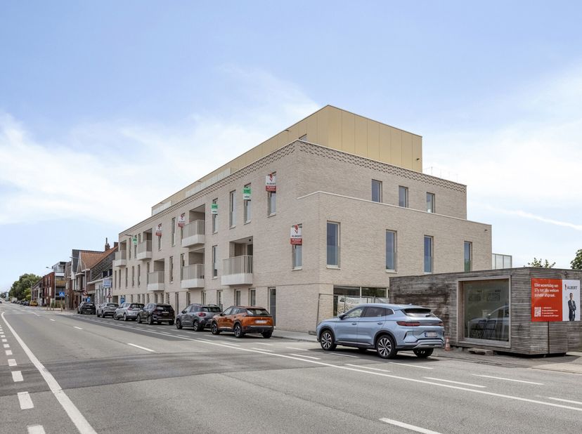 Gelegen op het gelijkvloers vinden we dit ruim en lichtrijk appartement terug met 2 slaapkamers en private tuin!&lt;br /&gt;
Het appartement is volledig afg