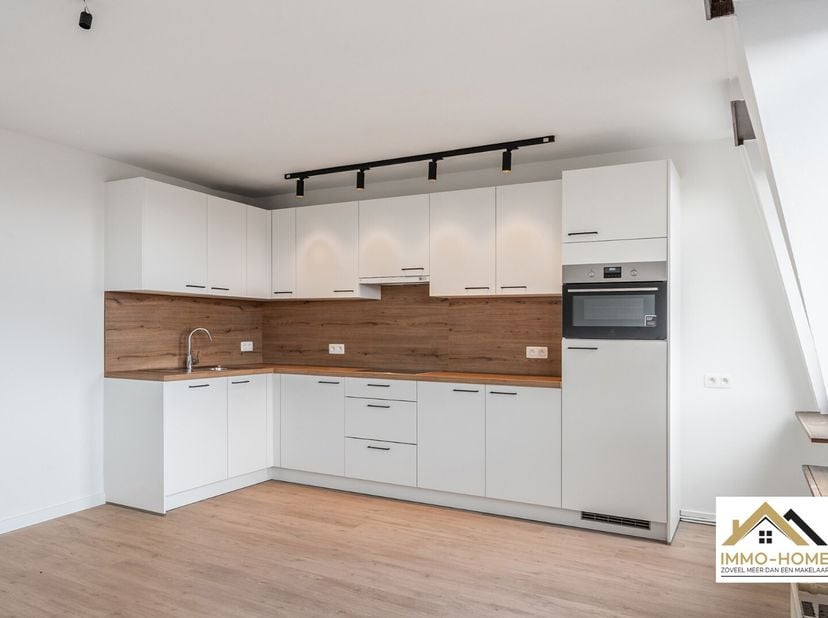 Op de rand van het stadscentrum van Gent vinden we deze prachtig gerenoveerde twee-slaapkamer-appartement terug. Via de gemeenschappelijke traphal ber