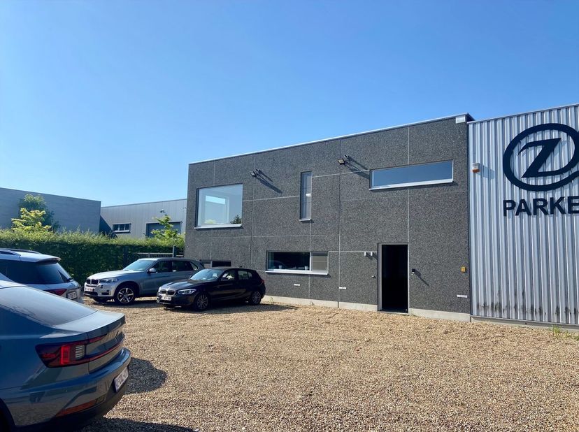 Multifunctioneel bedrijfsgebouw bestaande uit twee opslagplaatsen (gezamelijke oppervlakte van 2.182 m²) in combinatie met kantoren (163 m²) en een sh