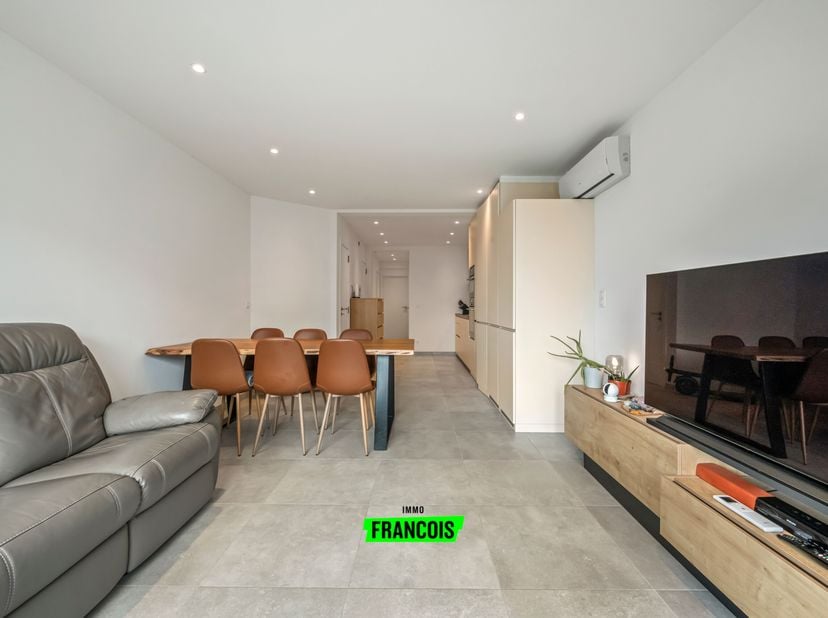 Dit modern en energiezuinig appartement is gelegen om de hoek van de Zeedijk te Oostende. In enkele passen staat u dus op de dijk en geniet u van talr