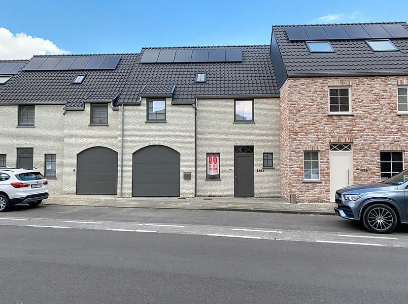 Cette maison récente avec panneaux solaires est située en plein centre d&#039;Ooigem. Il y a un garage et une place de parking devant la maison.&lt;br /&gt;
Rez-