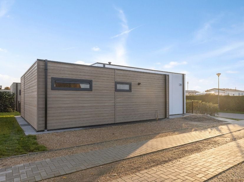 Deze moderne vakantiewoningen beschikken over 2 à 3 slaapkamers, een goed uitgeruste open keuken, een badkamer met douche en dubbele wastafel, een apa