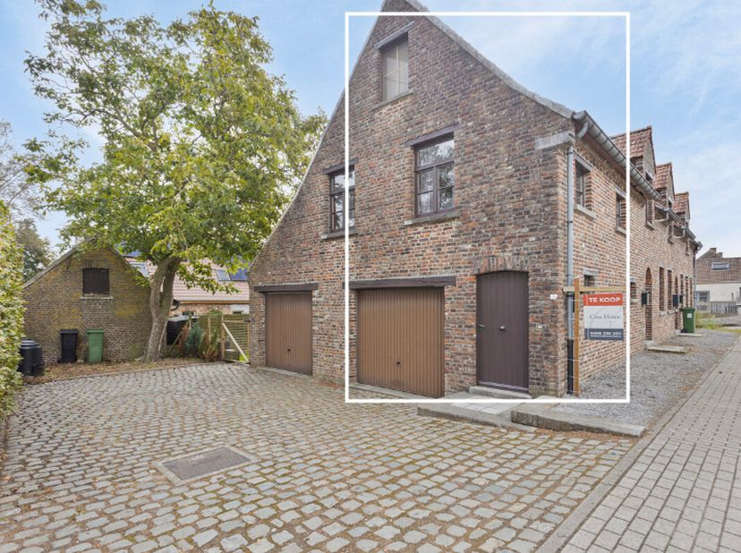 Midden in het weelderige groen van Kluisbergen vind je deze gezellige woning, een charmante plek die authenticiteit en eenvoud uitstraalt. Met een com
