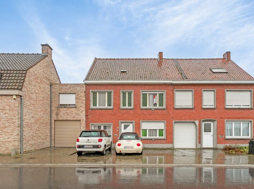 Deze grondig te renoveren gezinswoning bevindt zich op een boogscheut van Provinciaal Domein &#039;Baliekouter&#039; en vlakbij centrum Wakken. Centraal gelegen