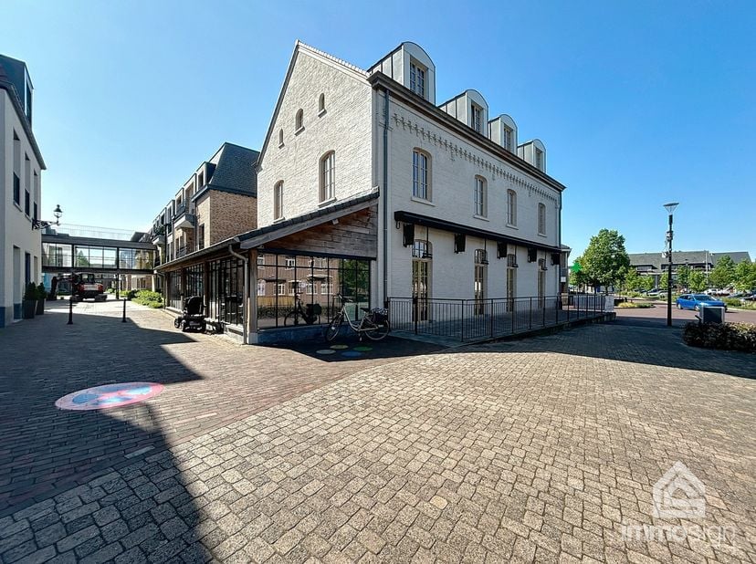 PLUSPUNTEN:&lt;br /&gt;
+ oppervlakte handelspand: 213 m²&lt;br /&gt;
+ terras incl. verwarmde luifel: 45 m²&lt;br /&gt;
+ casco afwerking&lt;br /&gt;
+ volledige afwerking k