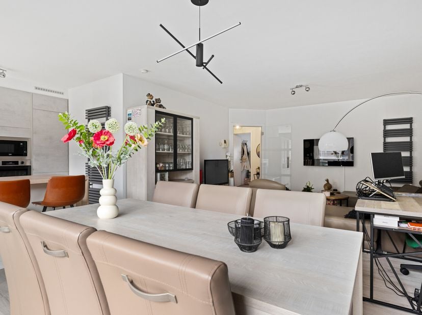 Dit gezellig, goed onderhouden appartement is gelegen in Haaltert en biedt een praktische indeling met twee slaapkamers. De woonkamer &amp; keuken werd in