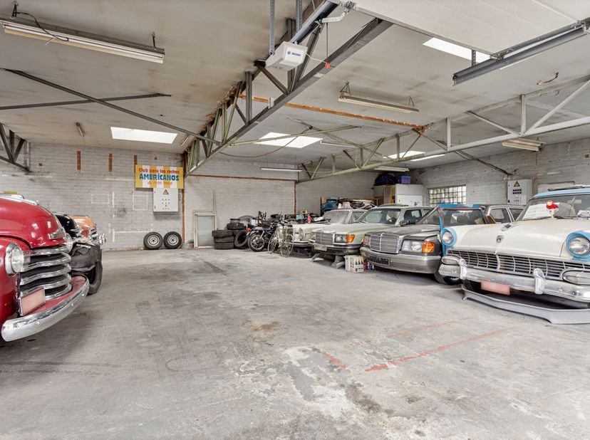 Ben jij op zoek naar een grote, polyvalente ruimte als werkplaats, voor stockage of om simpelweg je hobby uit te oefenen? Dan is dit magazijn gelegen
