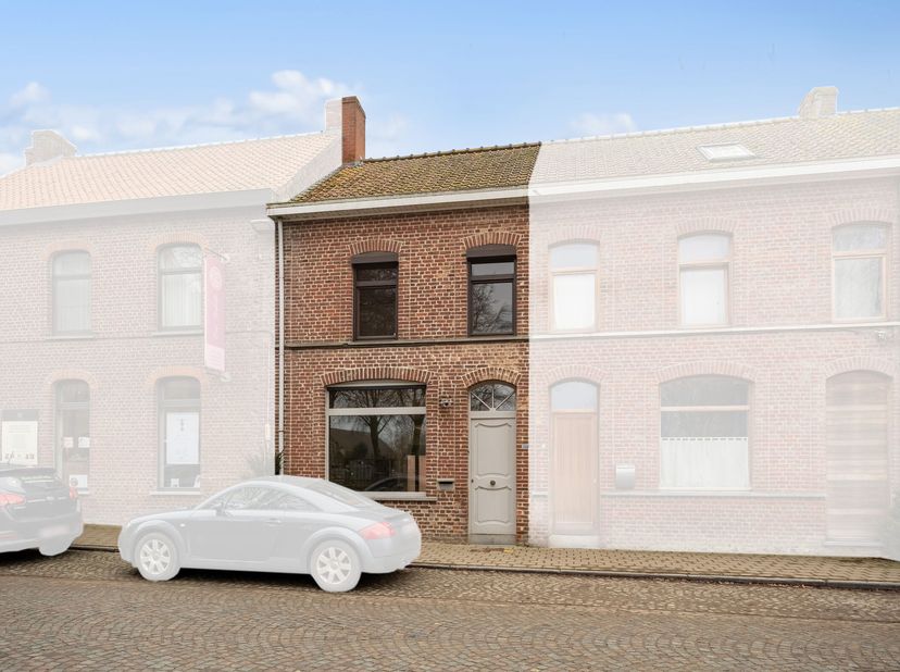 Deze op te frissen dorpswoning gelegen op een ruim perceel met prachtig zicht wordt te koop aangeboden.&lt;br /&gt;
We betreden de woning langs de ruime hal
