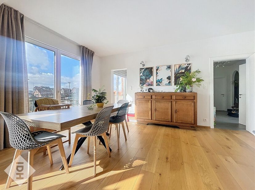 Ensemble immobilier situé à l&#039;arrière de la gare de Tournai, comprenant un appartement rénové en 2019 avec 3 chambres, ainsi que 8 garages actuellemen