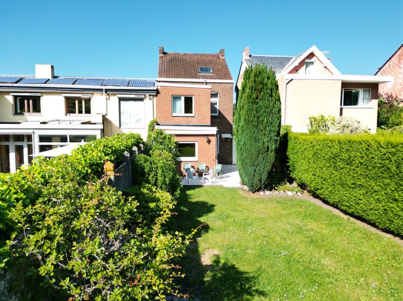 L&#039;agence de Mont-sur-Marchienne, vous présente sur Montigny-le-Tilleul une très belle maison 3 façades comprenant hall d&#039;entrée, une très beau séjour