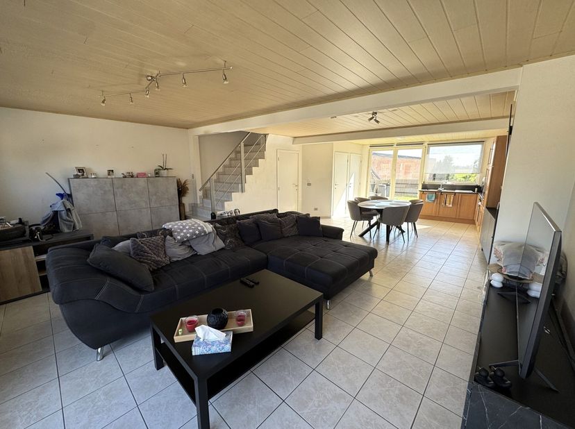 Dit lichtrijk appartement is gelegen in het centrum van Ingooigem (Anzegem) vlakbij winkels, openbaar vervoer, …. Daarnaast is er parkeergelegenheid v