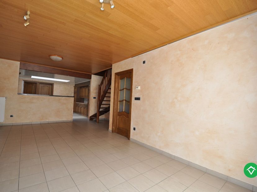 Deze woning bestaat uit: inkomhal - living - keuken - badkamer - berging - 3 slaapkamers.&lt;br /&gt;
Vrij 15/07/2025. Huurprijs 780 euro/mnd.