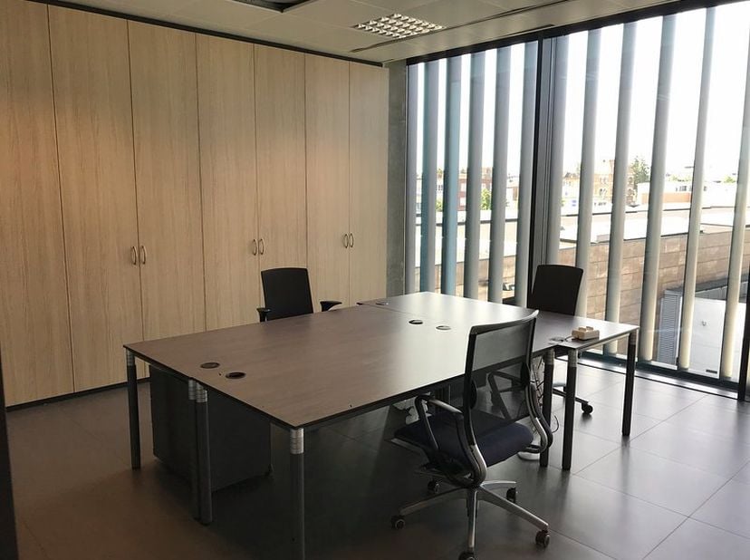 Fenomenaal gelegen kantoor van 30 m² te huur op een toplocatie met visibiliteit vanaf de R0 te Brussel. Het kantoor maakt deel uit van een bedrijvenco