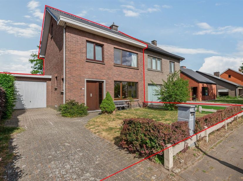 Deze op te frissen woning met gunstig EPC is gelegen in een rustige en groene omgeving nabij het centrum van Schilde.&lt;br /&gt;
Een inkomhal die toegang b