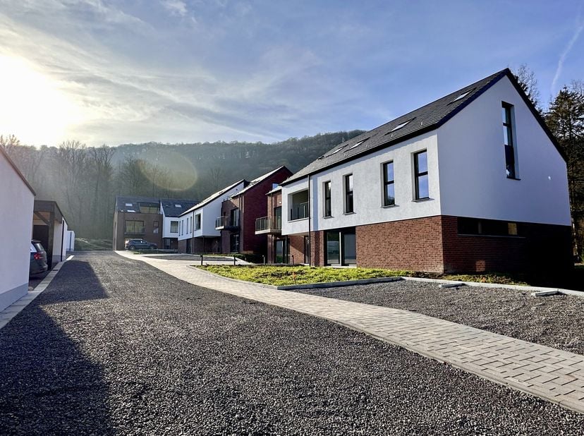 PROFONDEVILLE  Dans un écrin de verdure, bel appartement contemporain (1CH/1SDB) de 93,20 m² situé au rez de la résidence Â Clos de la Hulle Â. Il se