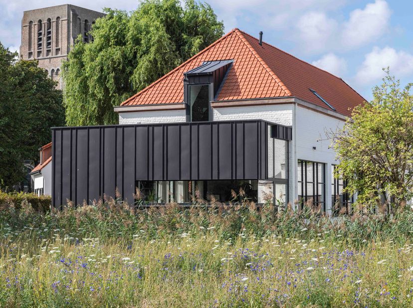 Bent u op zoek naar een woning die geschiedenis, design en natuur op unieke wijze samenbrengt?&lt;br /&gt;
In het hart van het pittoreske Oostkerke vindt u