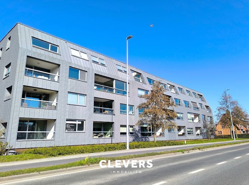 Nabij de Damse Vaart vinden we op de gelijkvloerse verdieping deze ruime garagebox (21m²) terug in de recente residentie (2010) &quot;VELETTIS&quot; met bijkome