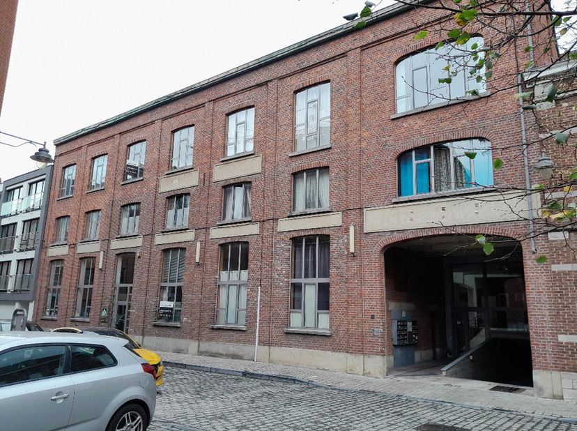 Rue Adolphe Pécher 26/1.6 à Mons. Situé au 1er étage de la Résidence &quot;La Savonnerie&quot;, appartement/duplex composé de : hall d&#039;entrée, WC, salle de bain
