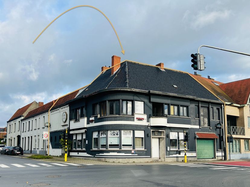 Bent u op zoek naar een handelspand met uitstekende visibiliteit? Dit unieke pand, gelegen op een strategische hoeklocatie nabij de drukke N44 in Knes