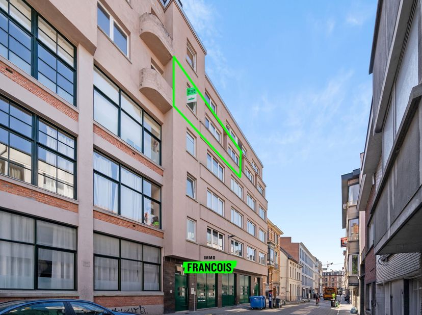 Dit instapklare 2-slaapkamerappartement met bijhorende autostaanplaats bevindt zich in de Belgradostraat te Gent. U geniet hier van een ideale ligging