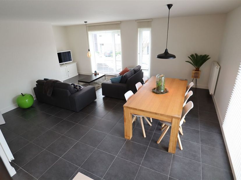 Appartement duplex récent (2017) situé à Beveren-Leie avec un accès facile.&lt;br /&gt;
L&#039;appartement est situé sur un terrain d&#039;angle, de sorte que nous ob