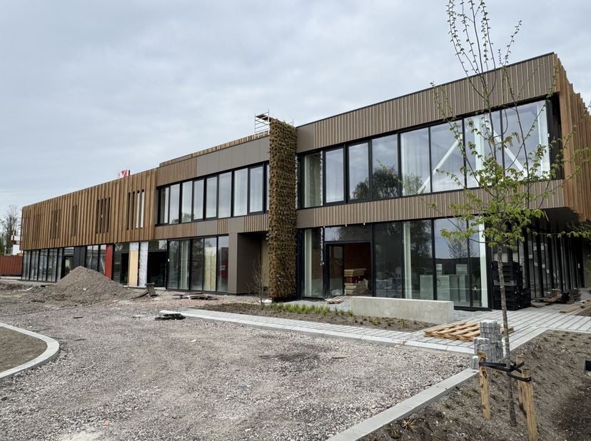 Cet espace commercial attrayant, situé à un emplacement idéal dans la Stationsstraat à Oudenburg, offre une excellente opportunité pour diverses activ