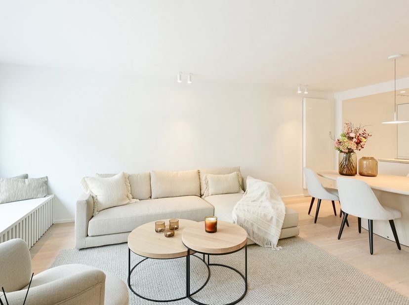 Découvrez cet appartement magnifiquement rénové et contemporain, idéalement situé près du centre et à deux pas de la mer. Cette propriété exclusive of