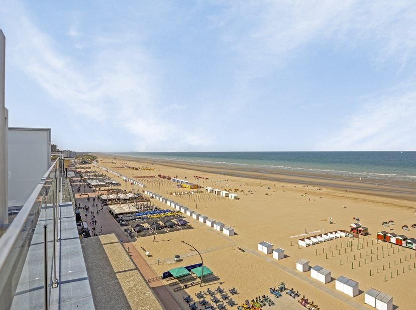 Sur le front de mer de La Panne, Residentie Libertad, nous trouvons ce penthouse (44 m²), rénové en 2022, à vendre, avec une vue imprenable sur La Pan