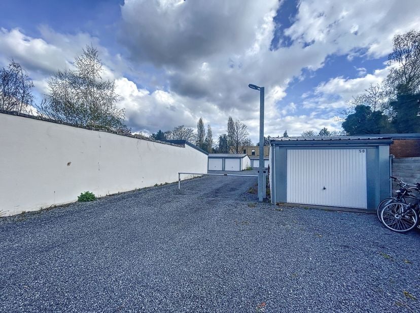 L&#039;entrée du complexe de garages se trouve par la Bruiloftstraat, une rue latérale de la Brusselsesteenweg. La connexion parfaite aux R4, E40 et E17!&lt;b