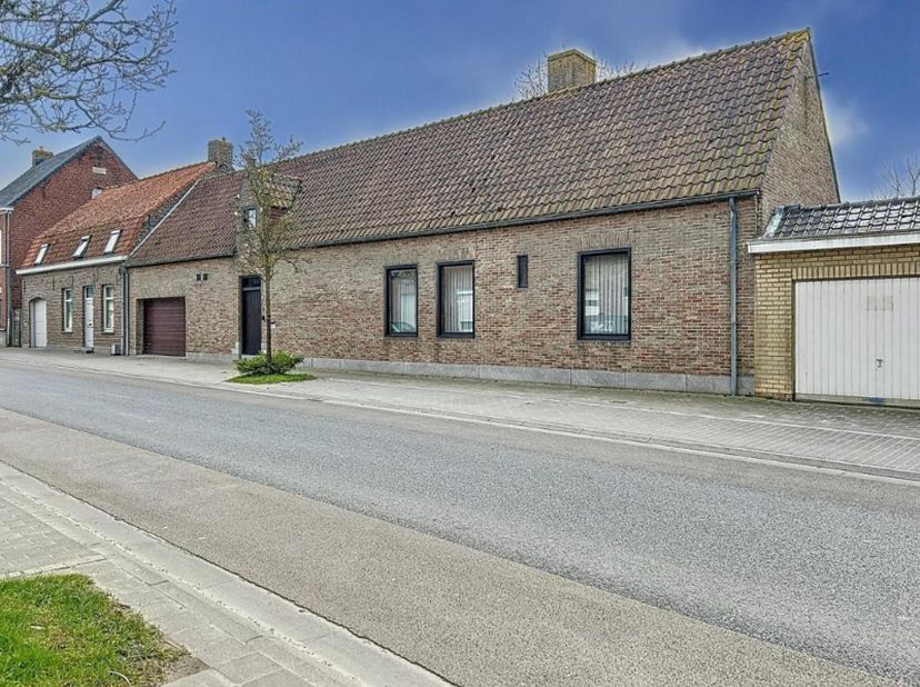 Goed onderhouden woning bestaande uit een inkomhal, ruime lichtrijke leefruimte met leeshoek, veranda, 2 slaapkamers, afzonderlijk toilet, ingerichte