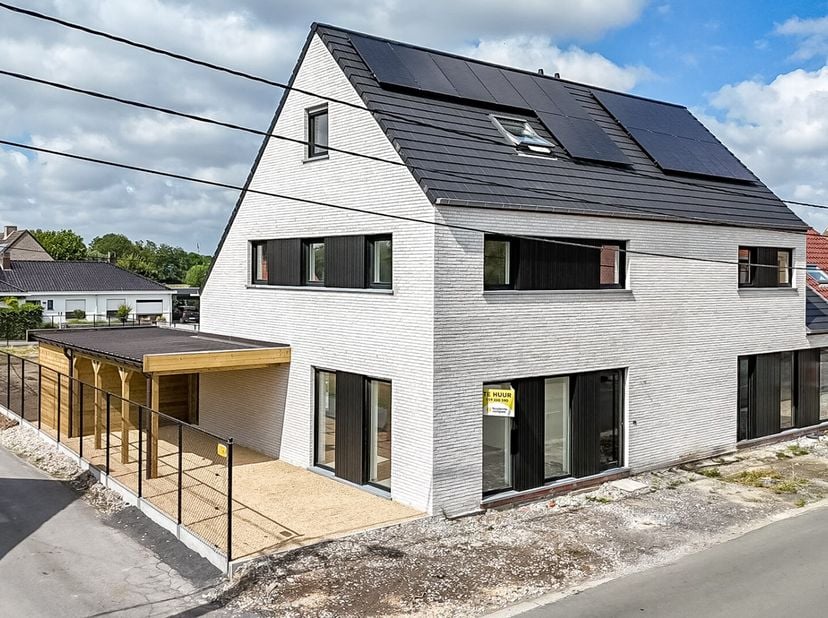In het landelijke Wijnendale (Torhout) bevindt zich deze prachtig afgewerkte nieuwbouwwoning met vier volwaardige slaapkamers. Dankzij de uitstekende