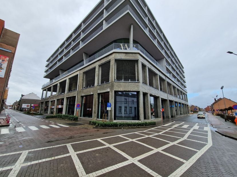 Recente commerciële units te huur, gelegen nabij ‘Albert Heijn’ in de gekende GINDERALE site. Dit betreft UNIT A. &lt;br /&gt;
Specificaties: &lt;br /&gt;
&lt;br /&gt;