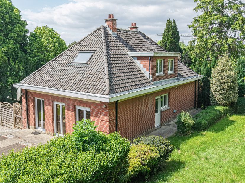 Maxime Real Estate vous présente une charmante maison 4 façades située dans un quartier résidentiel.&lt;br /&gt;
Cette villa est située à proximité de l&#039;éco