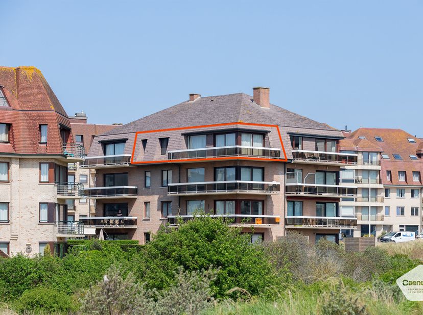 Op de derde verdieping van de beeldige residentie Beverly te Oostduinkerke - Groenendijk vinden we dit ruim appartement terug.&lt;br /&gt;
Met zijn optimale