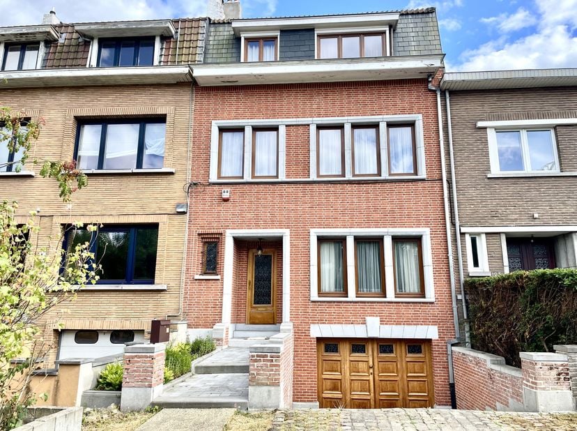 Trianon Invest biedt u deze prachtige gezinswoning met 4 tot 5 slaapkamers en tuin aan, gelegen in Ukkel, achterin de Chaussée de St-Job en dichtbij h