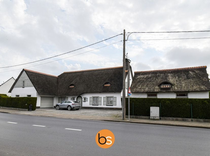Deze ruime villa is gelegen tussen het centrum van Rollegem-Kapelle en Ledegem. Dit vlakbij supermarkt &#039;Huis Maria&#039; en verschillende andere lokale han
