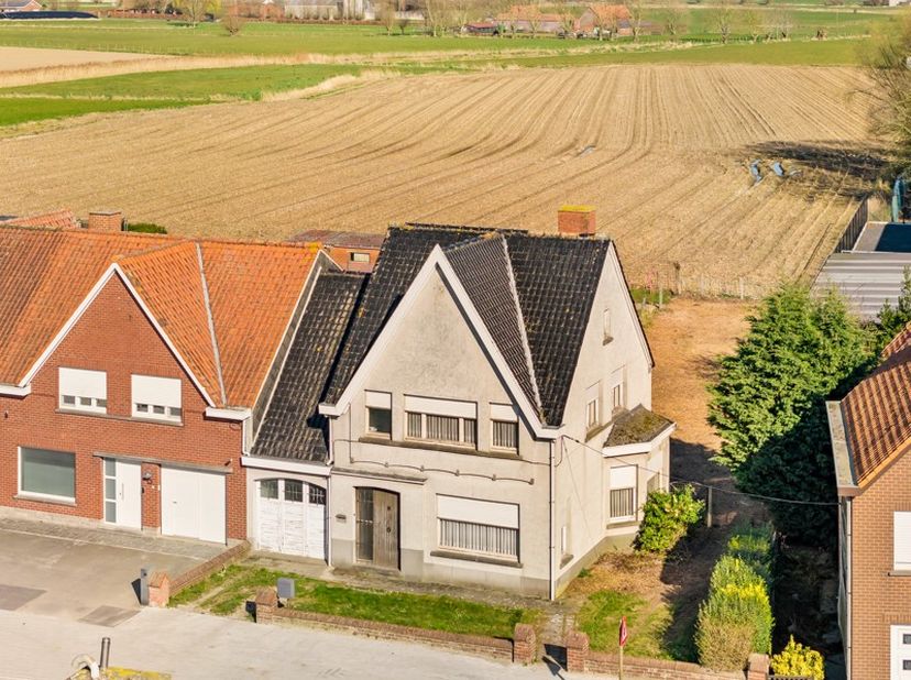 Karaktervolle half-open woning met garage &amp; renovatiemogelijkheden, 3 slaapkamers en prachtig verzicht&lt;br /&gt;
&lt;br /&gt;
Ruime woning met prachtig verzicht