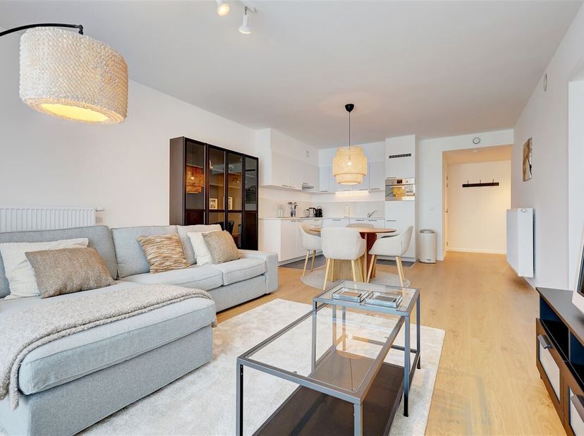 Cet appartement flambant neuf est situé dans un nouvel immeuble au coin de Plantin et Moretuslei et Provinciestraat dans le centre d&#039;Anvers. L&#039;emplace